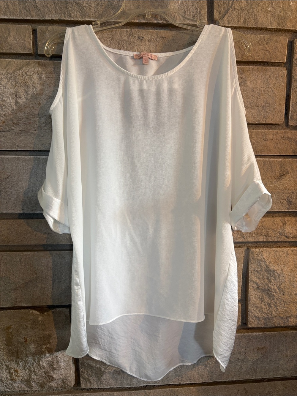 Gibson Latimer White Cold-Shoulder Top